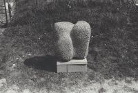 "Ascèse et divination", 1979 - Petit granit - Annie Palisot. Exposition Pierres taillées aux Avins en Condroz