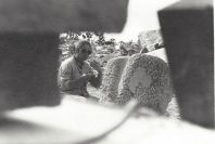 Annie Palisot lors d‘un symposium de sculpture en petit granit aux Avins en Condroz (1978).